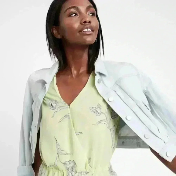 NWT: Banana Republic V Neck Peplum Sleeveless Blouse - Picture 3 of 16